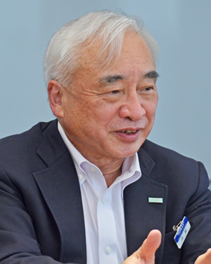 須賀 康雄 氏