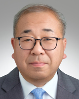 肥後 雅博 氏