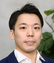 八木 真希 氏