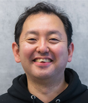 巻 宙弥 氏